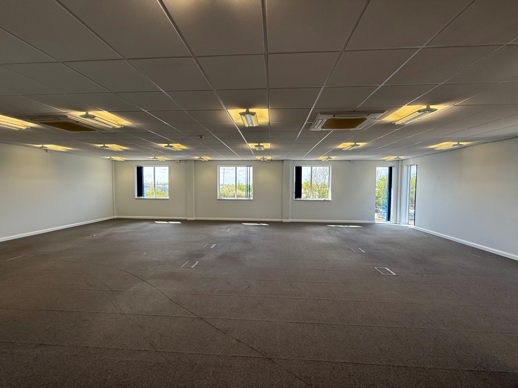 Lot: 51 - LEASEHOLD COMMERCIAL BUILDING WITH FOUR OFFICE SUITES - Upper floor carpeted office with windows and LED lights